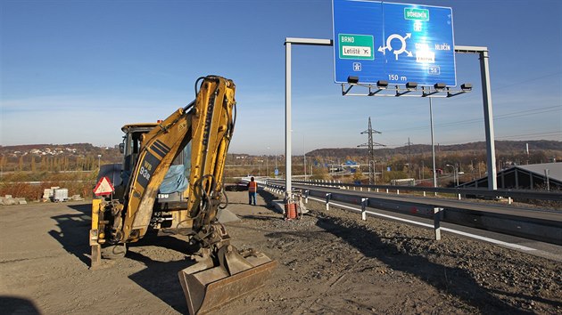 Stavebn stroje kon, na ostravskch dlninch pivadch je zase dleitj dopravn znaen. (2. listopadu 2015)