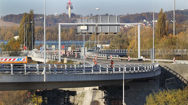 Pohled na jeden ze dvou dlninch pivad v Ostrav-Pvozu, kter musely projt opravou. (2. listopadu 2015)