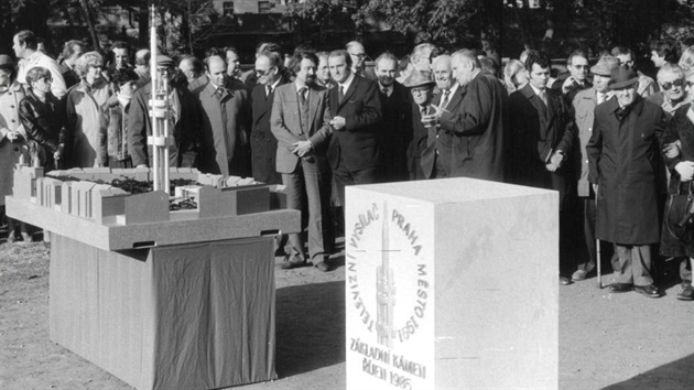 Položení základního kamene Žižkovského televizního vysílače na podzim roku 1985.