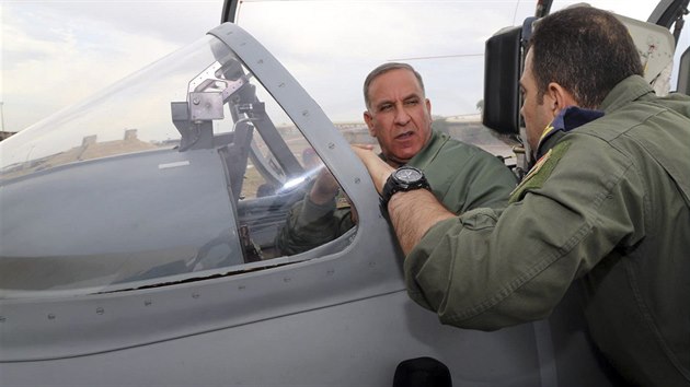 Irck ministr obrany Chald al-Obejd v kokpitu bitevnho letounu Aero L-159. Irk si podil esk bitevnky pro sv vzdun sly a v R probhal i vcvik irckch pilot.