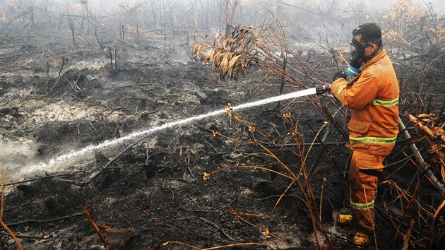 Rozsáhlé požáry ničí Indonésii. (18. září 2015)