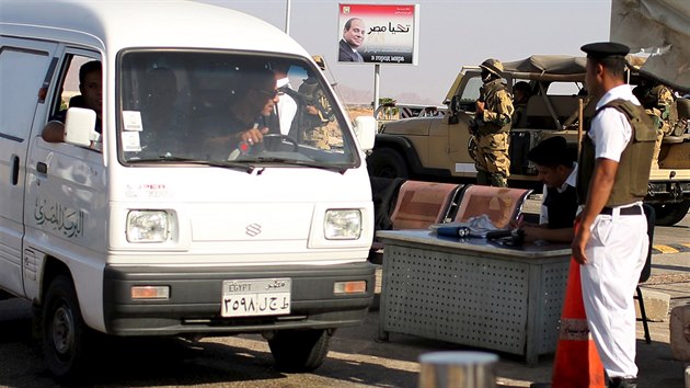 Egyptsk policie kontroluje auta pijdjc na letit v arm a-ajchu. (7. listopadu 2015)