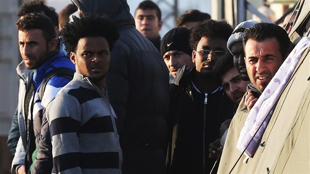 Uprchlci na ndra v srbskm mst id. Vlak bence odvezl ke slovinsko-rakousk hranici. (7. listopadu 2015)
