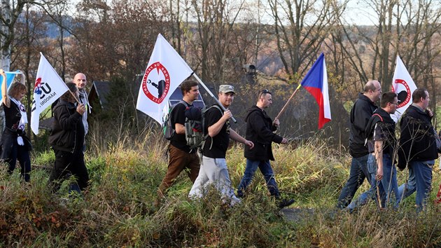 Pznivci hnut Pegida v nmeckm mst Schirnding nedaleko Chebu (8. listopadu 2015)