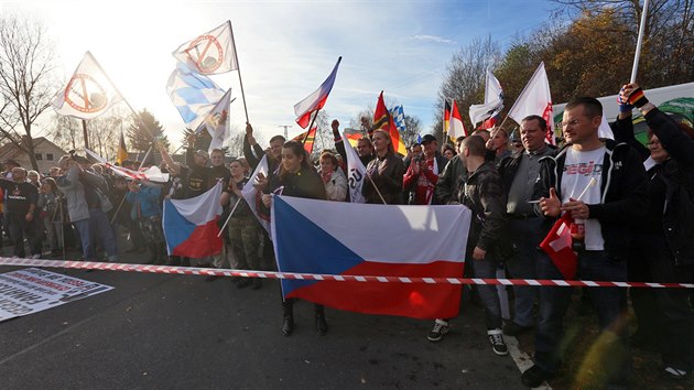 Demonstrace pznivc hnut Pegida v nmeckm mst Schirnding nedaleko Chebu (8. listopadu 2015)
