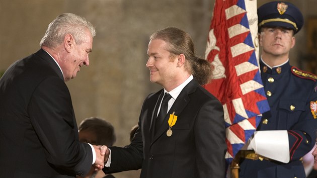 Prezident Milo Zeman pedv medaili Za zsluhy houslistovi Pavlu porclovi.