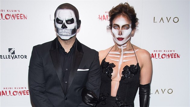 Jennifer Lopezov se staronovm ptelem Casperem Smartem na halloweensk party