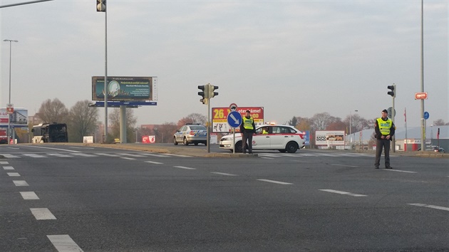 Auta a MHD jezdila objízdnou trasou pes samotné výstavit.