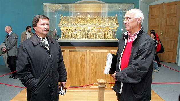 Danny Douglas (erven svetr) a kriminalista Frantiek Maryka relikvi ped dvaceti lety objevili. (31. jna 2015)