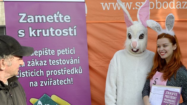 Informace o testovn na zvatech poskytovali kolemjdoucm dobrovolnci.