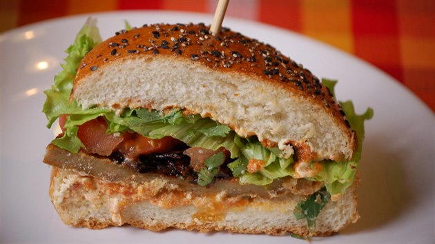Veganský burger plný dobrot v příčném řezu