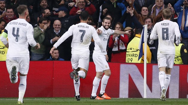 Sergio Ramos (vlevo), Cristiano Ronaldo a Toni Kroos b obejmout stelce Nacha, kter za Real Madrid skroval v utkn Ligy mistr proti Paris St. Germain,