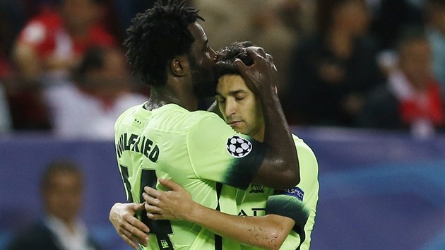 Wilfried Bony a Jesus Navas z Manchesteru City se raduj v utkn Ligy mistr v Seville.