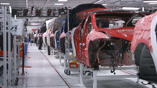 Výroba automobil znaky Tesla