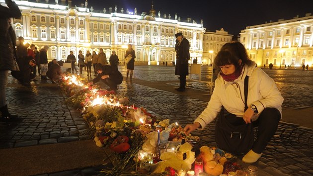 Obyvatel Petrohradu vzpomnaj na obti leteckho netst (3. listopadu 2015)