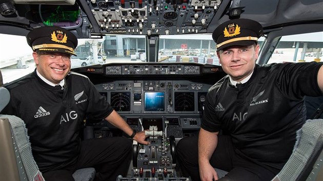 Piloti australsk spolenosti Qantas museli po porce zem do ernho, tedy barvy vtznch All Blacks.