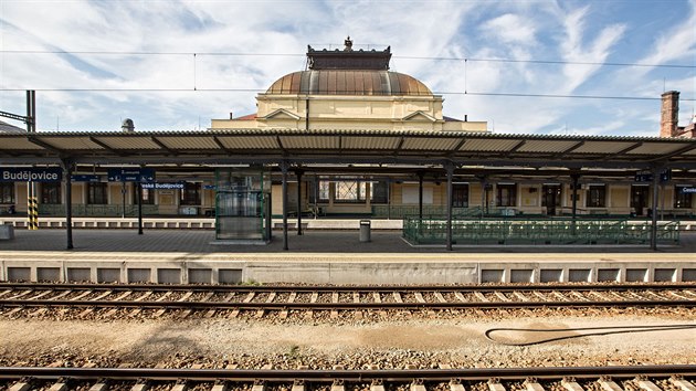 Vlakové nádraží České Budějovice. Nástupiště už je opravené, budova na rekonstrukci stále čeká.
