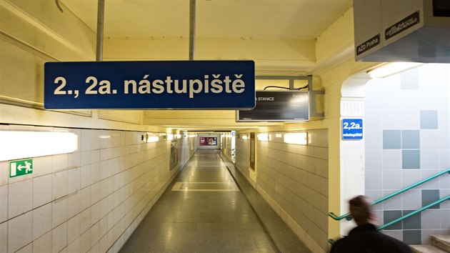 Vlakové nádraží České Budějovice. Nástupiště už je opravené, budova na rekonstrukci stále čeká.