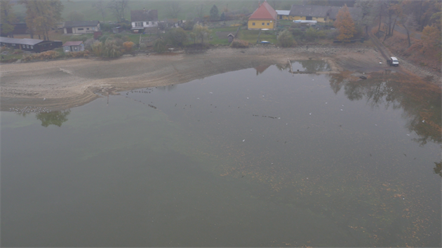 Dron mapoval jihočeský rybník Bezdrev.