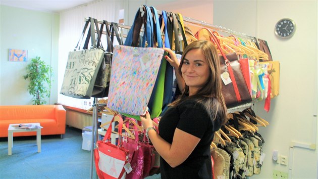 �M�me jeden charitativn� projekt se �trn�ctilet�m autistick�m chlapcem, kter� se sv�tem komunikuje pomoc� ��rek. Jeho grafiky jsme naskenovali, p�ipravili pro tisk a dnes m�me luxusn� kolekce Dara bags & MyWo s jeho n�vrhy,� vypr�v� o kabelce na sn�mku Darina.