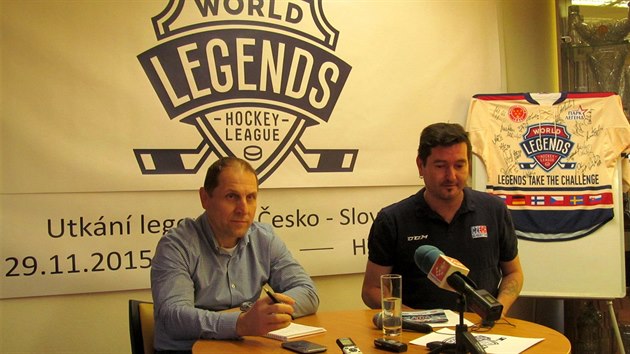 Jednatel Dukly Jihlava Bedřich Ščerban (vlevo) oznámil na tiskové konferenci, že úvodní zápas světové veteránské ligy bude hostit Horácký zimní stadion v Jihlavě.