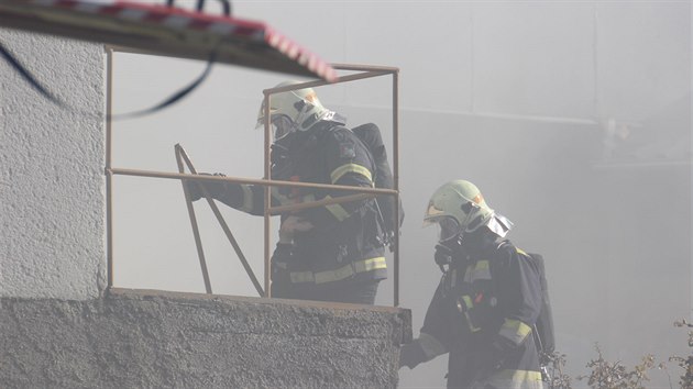 Z budovy, ve kter je i prodejna potravin, eznictv a pivnice,museli hasii evakuovat deset lid.