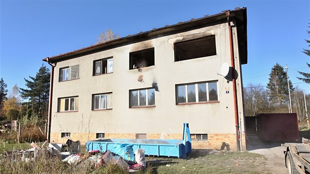 Dům v Dobroníně poničený výbuchem a následným požárem týden poté.