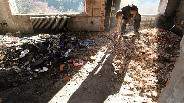 D�m v Dobron�n� poni�en� v�buchem a n�sledn�m po��rem t�den pot�.