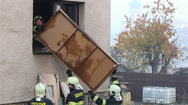 V Poln na Jihlavsku hoel ve stedu rno rodinn dm. Pi poru se zranili ti lid. Uhaen ohn trvalo asi hodinu, hasii pak jet museli vynosit vybaven ped dm a dohasit ho postupn venku.