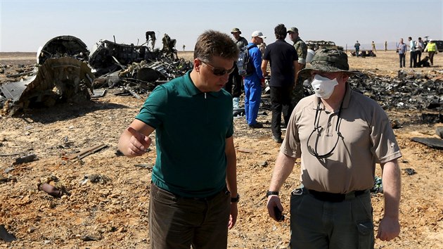 Rusk ministr dopravy a armdn vyetovatel si prohlej trosky letounu, kter havaroval na egyptsk Sinaji.