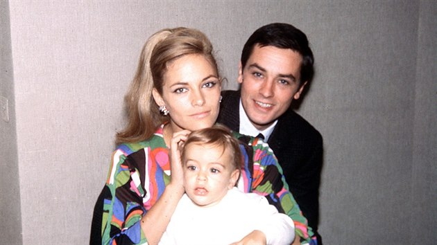 Alain Delon s manelkou Nathalie a synem Anthonym (1965)