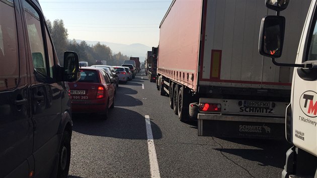 Po smrtelné nehodě na D5 se od 14. kilometru směrem na Plzeň tvoří kolony (3.11.2015).