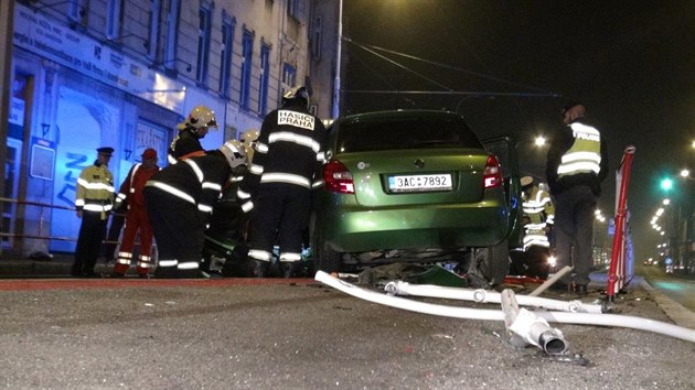 Pi nehod na Plzesk projela trubka od zbradl autem (4.11.2015).