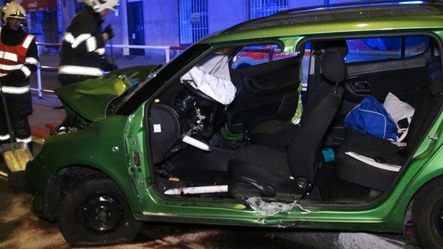 Při nehodě na Plzeňské projela trubka od zábradlí autem (4.11.2015).
