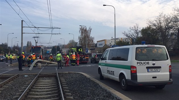 Kamion naboural v ulici Generla iky a pevrtil se na tramvajov koleje (4.11.2015).