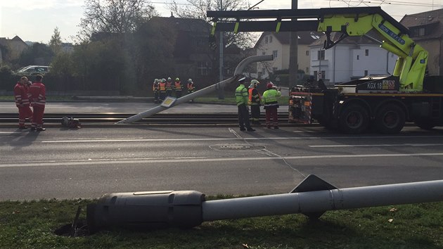 Kamion naboural v ulici Generla iky a pevrtil se na tramvajov koleje (4.11.2015).