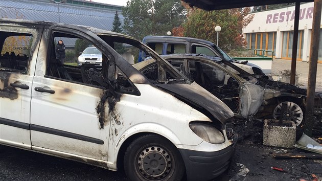 U Průhonic zapálil žhář tři auta a vchod do hotelu (5.11.2015).