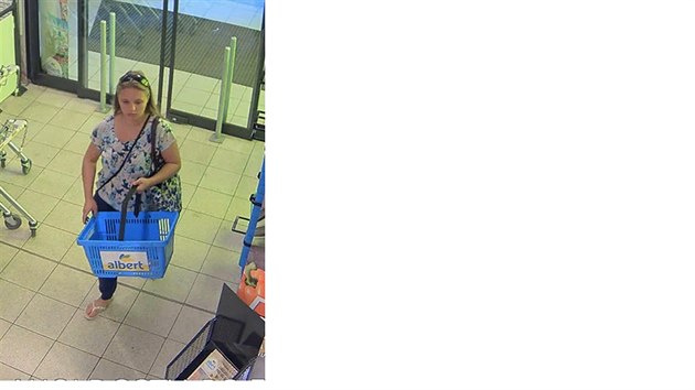 Policisté pátrají po ženě, která je podezřelá z krádeže tašky a následného neoprávněného výběru z bankomatu (5.11.2015).