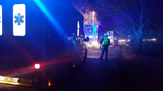 Opilá dívka nezvládla u Počernic zatáčku a vylétla ze silnice s autem do pole (5.11.2015).