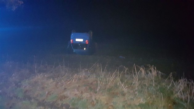 Opilá dívka nezvládla u Počernic zatáčku a vylétla ze silnice s autem do pole (5.11.2015).