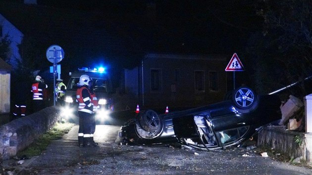 Nehoda mercedesu v Hlásné Třebani (6.11.2015)