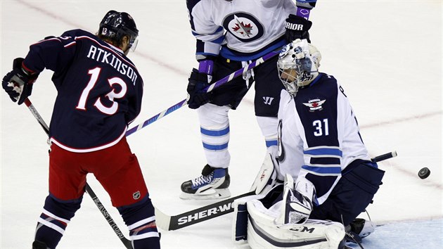 Brank Winnipegu Ondej Pavelec el anci Cama Atkinsona z Columbusu.