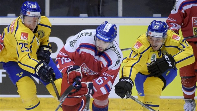 Český hokejista  Michal Birner uniká středem mezi švédskou dvojicí Andreas Engqvist (vlevo), Martin Lundberg.