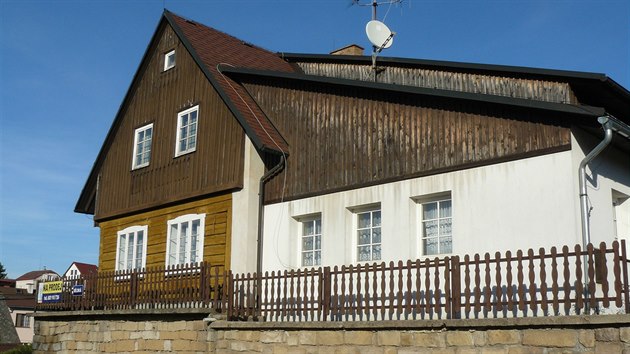 Vcelet gymnzium Collegium si hled prostory v bvalm penzionu Adler v Polici nad Metuj (2.11.2015).