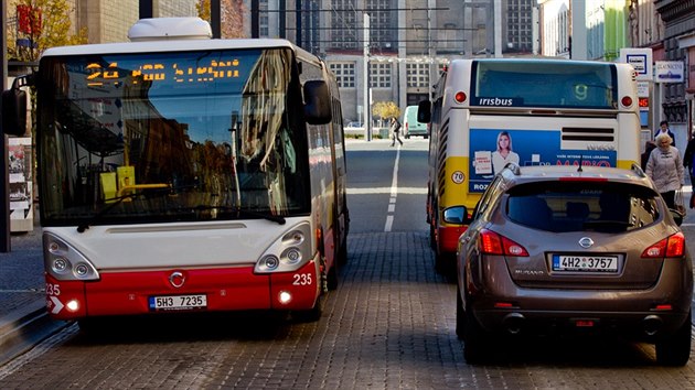 Zastvka v centru Hradce u Atria se zase propad (3.11.2015).