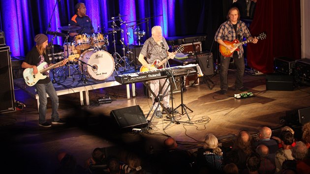 Koncert britskho bluesovho zpvka a multiinstrumentalisty Johna Mayalla s doprovodnou kapelou v KD Peklo. (31. jna 2015)