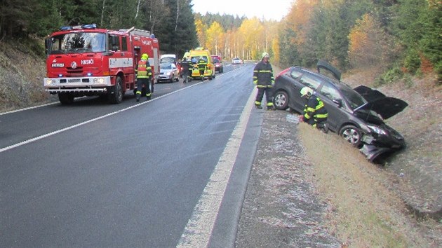 Na namrzl silnici mezi Javornou a eleznou Rudou havarovala dv vozidla. (2. listopadu 2015)