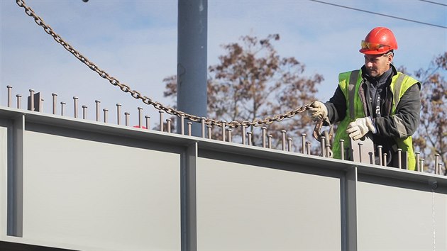 Stavba novho silninho mostu na Rokycansk td v Plzni. (6. listopadu 2015)