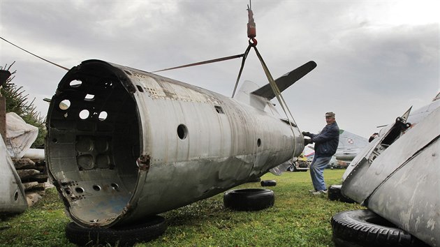 Stíhaku MiG-17 pivezl do Zrue kamion. Jednotlivé díly pak sloil jeáb. (9....