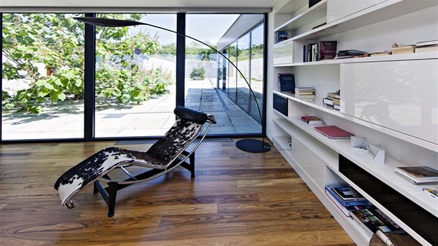 Společnému obývacímu prostoru dominuje třívrstvá podlaha z palisandrového dřeva. Zlatohnědý barevný odstín a výrazná kresba dávají modernímu interiéru nadčasový přírodní ráz.